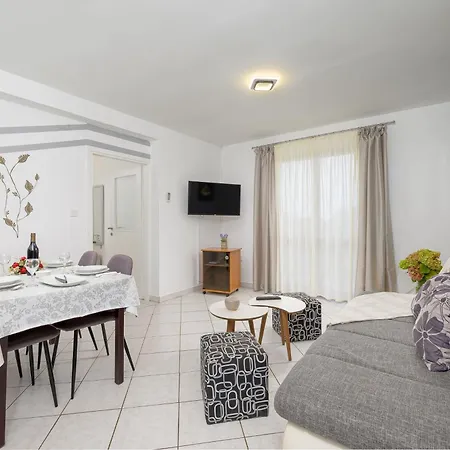 Stilvoll Eingerichtete 4 * Stinjan