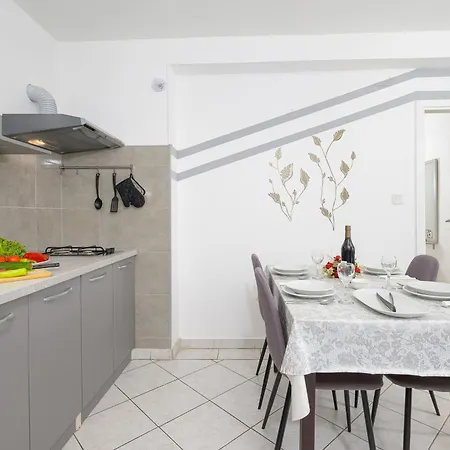 Apartment Stilvoll Eingerichtete 4 Stinjan