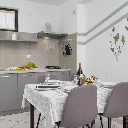 Stilvoll Eingerichtete 4 *